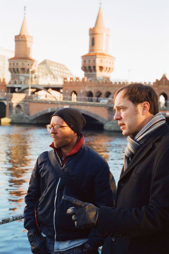 Hanno Hochmuth mit einer weiteren Person vor der Oberbaumbrücke an der Spree in Berlin.