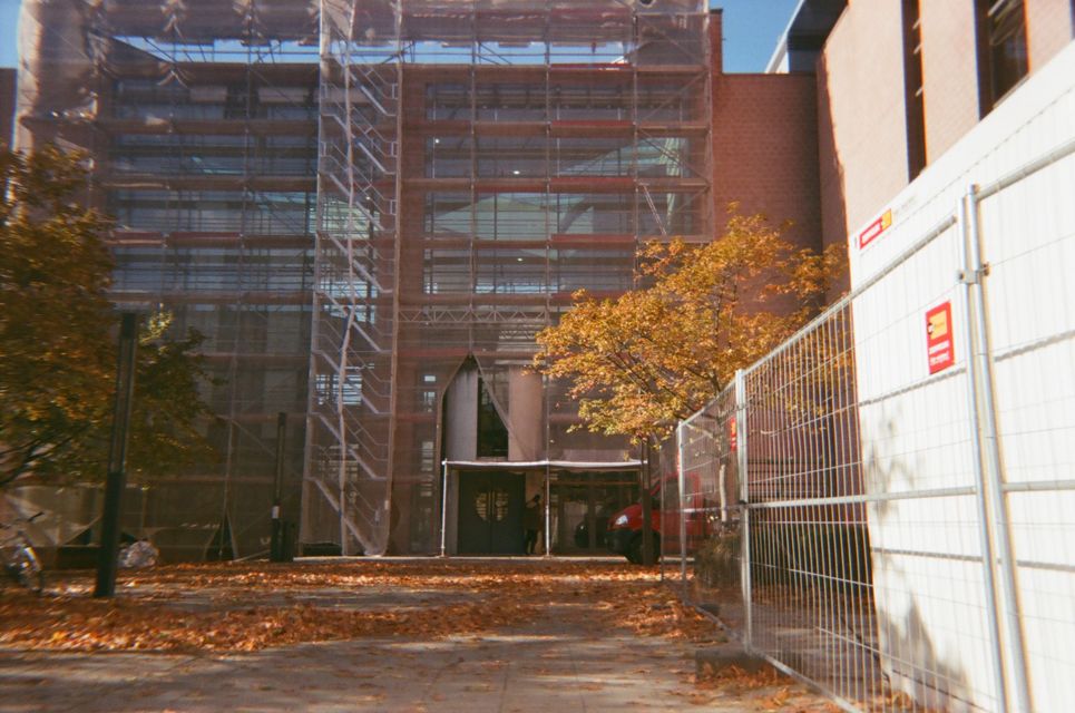 In ein Gerüst gehülltes Gebäude.