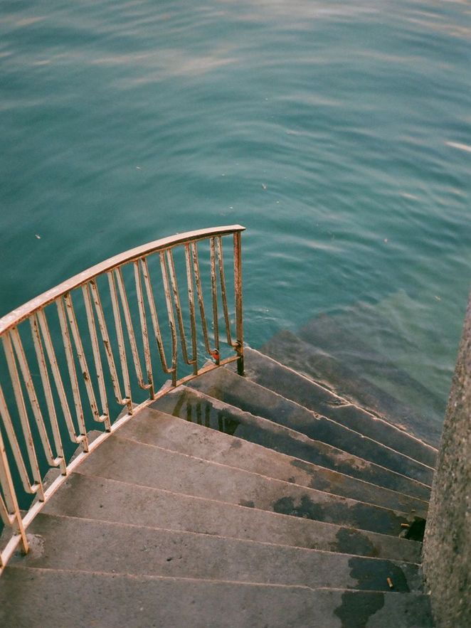 Steintreppe, die ins Wasser führt.