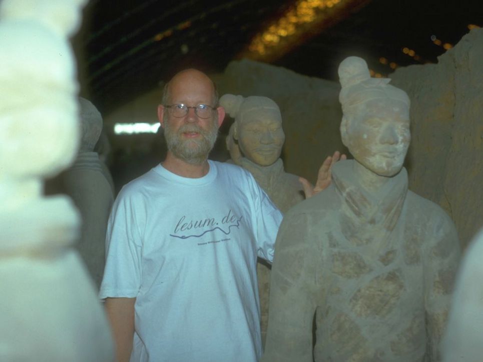 Herbert Juling mit Figuren der Terrakotta-Armee in China.