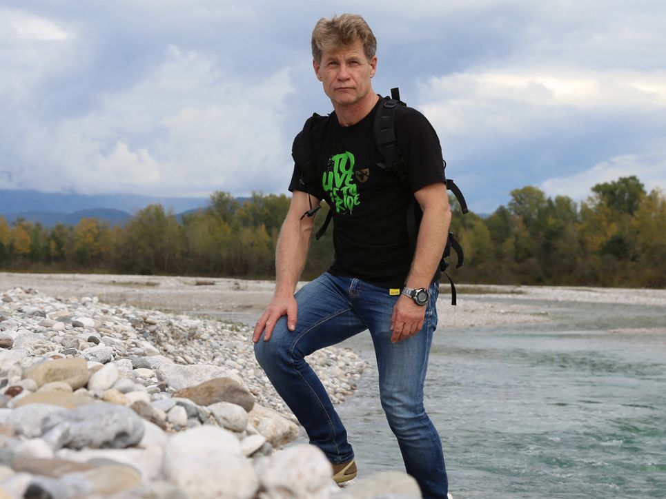 Alexander Sukhodolov am Ufer des Tagliamentos in Italien.