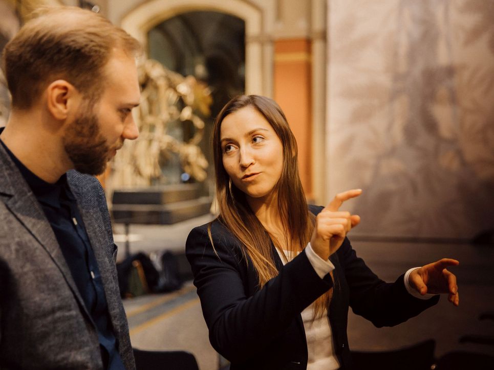 Olga Naumov und Martin Schmidt im Gespräch.