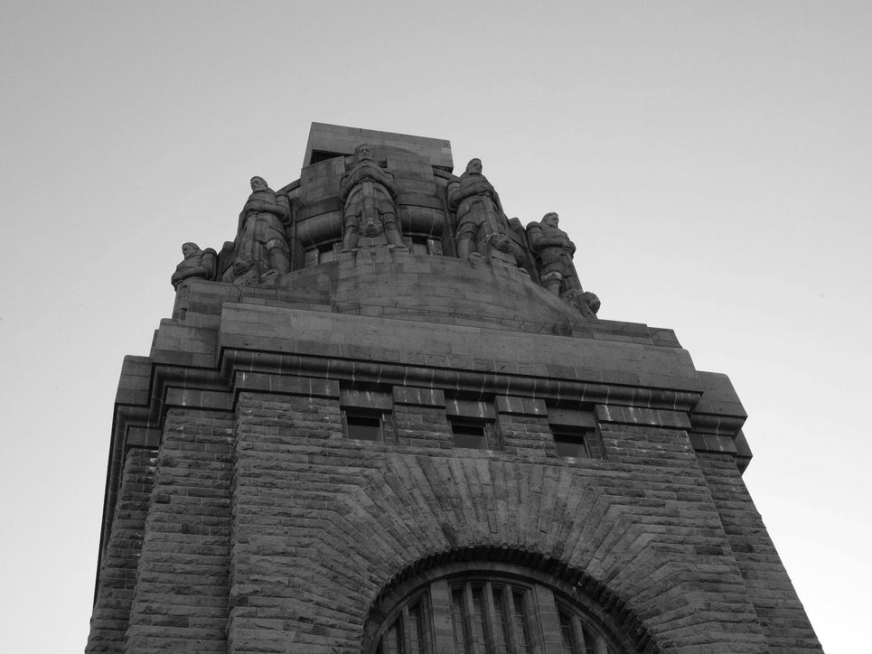 Blick von unten zum Völerschlachtdenkmal.
