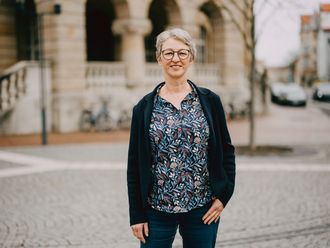 Brigitte Finke steht vor dem Institut für Bildungsverläufe in Bamberg