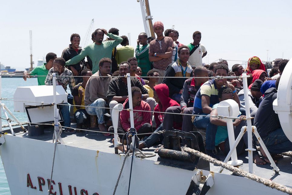 Menschen auf einem Boot.