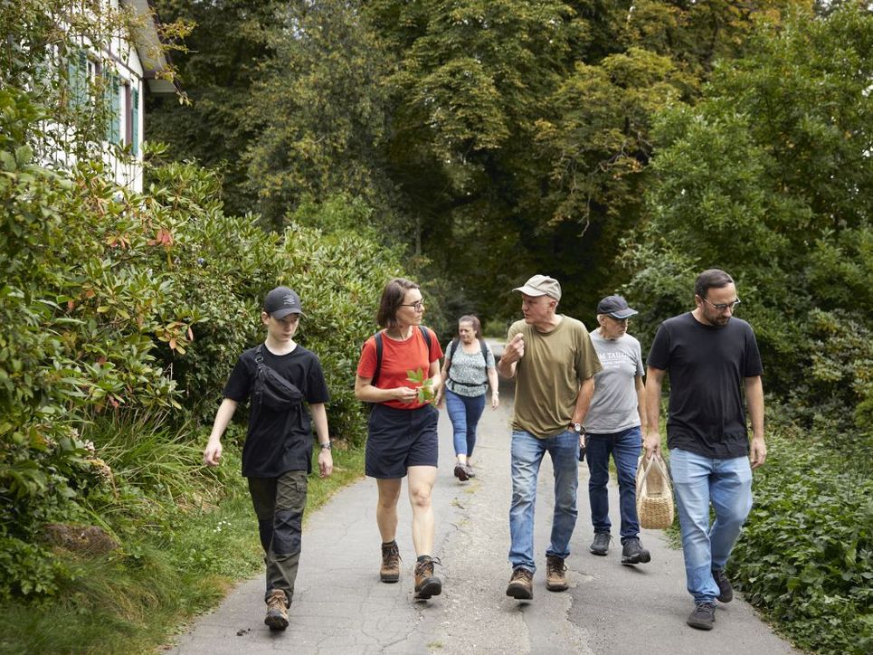 Die Gruppe an Menschen macht sich auf den Weg in den Wald zum Sammeln von essbarem. Leibniz Magazin