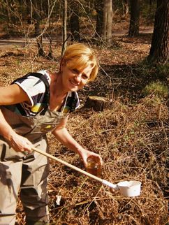 Doreen Werner bei der Arbeit im Wald.