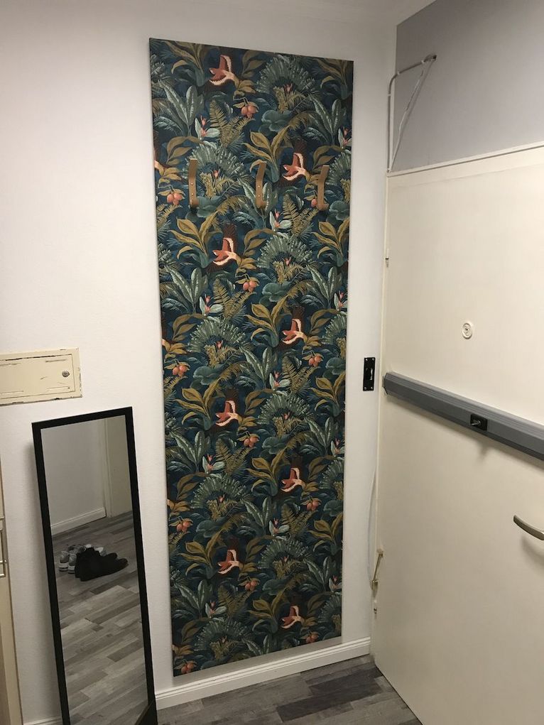 Bunt gemusterte Garderobenfläche an der Wand.