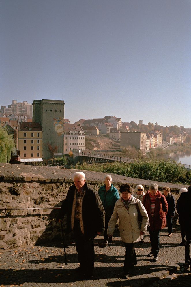 Eine Gruppe Touristen geht einen Berg hinauf.