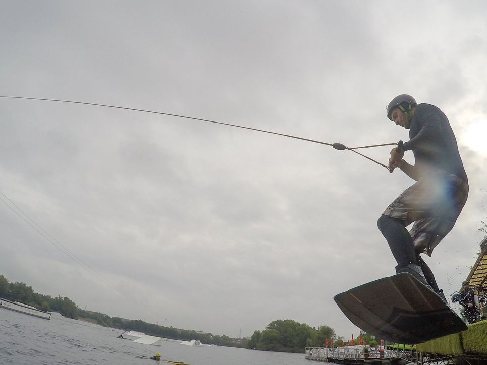 Felix Kretz auf dem Wakeboard.