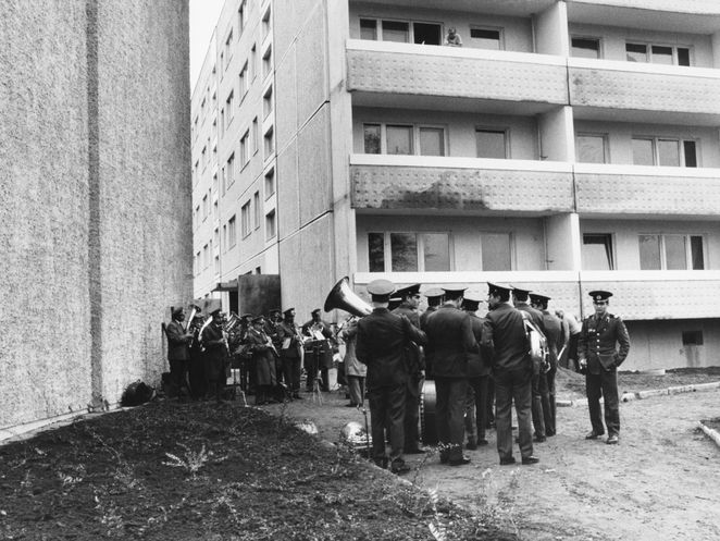 Blaskapelle vor einem Plattenbau.
