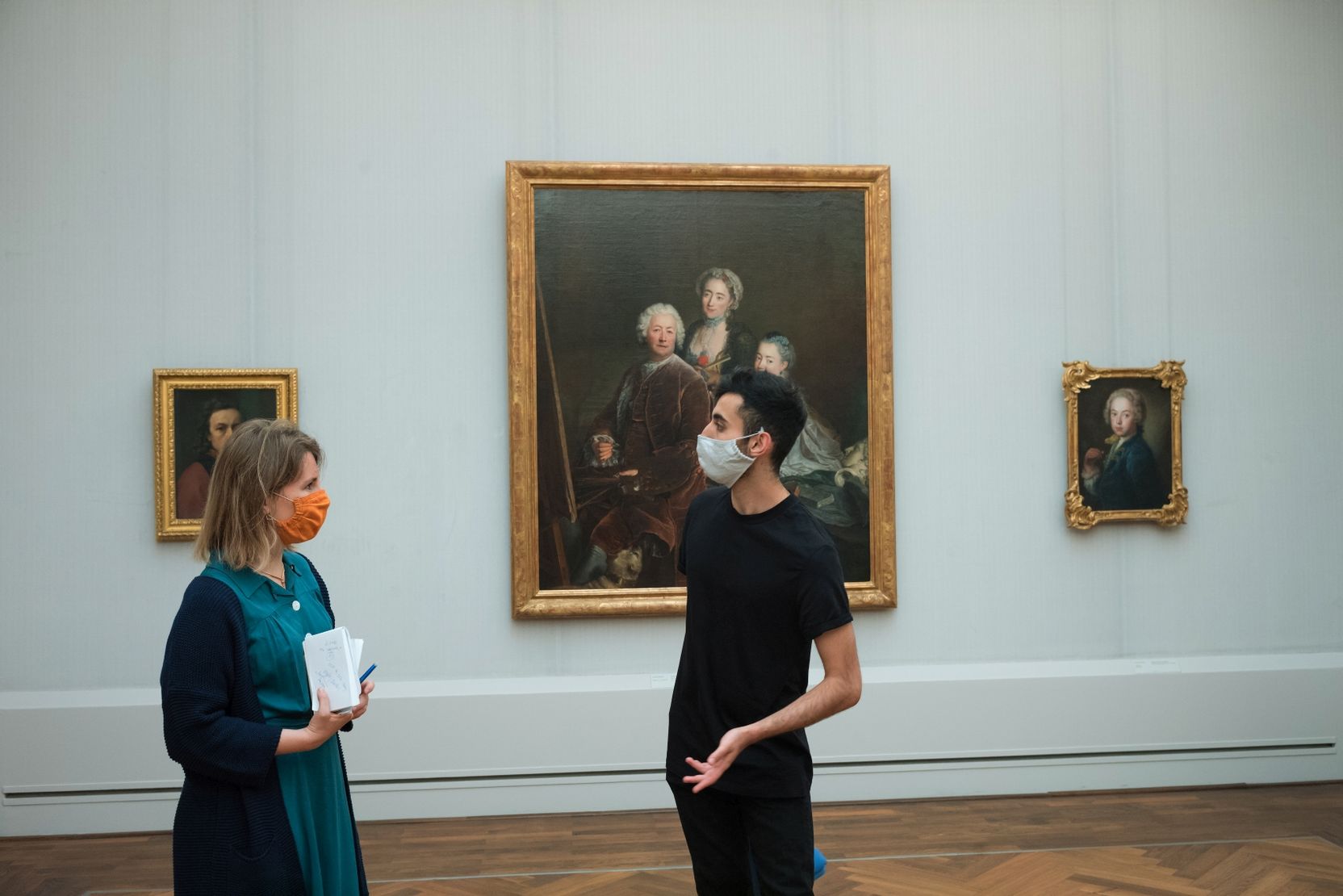 Ahmad Khalil ist zusammen mit unserer Autorin Susanne Hörr in der Berliner Gemäldegalerie. Sie unterhalten sich vor einem großen, alten Gemälde.