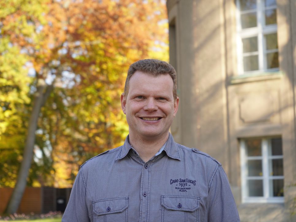 Portrait des Astrophysikers Mirko Krumpe.