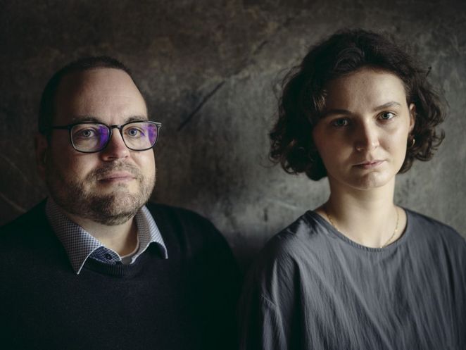Portrait Keller und Zangerl vor einer grauen Wand Dokumentation Obersalzberg Leibniz Magazin 