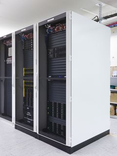 Raumhoher schwarzweißer Server.