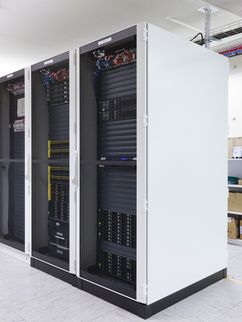 Raumhoher schwarzweißer Server.