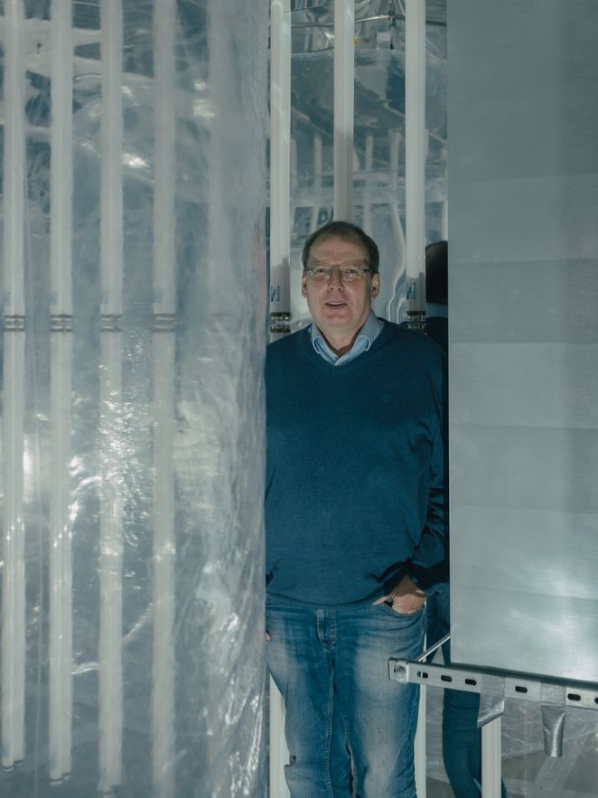 Porträt von Hartmut Herrmann in seinem Labor