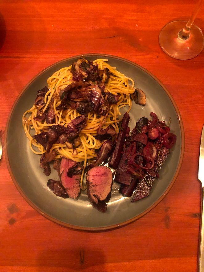 Gericht mit Wildschweinfilet, Spaghetti und Rote Beete.