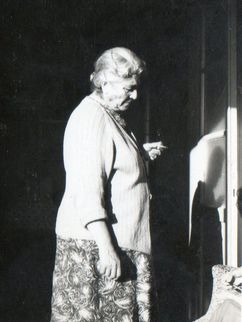 Antaram Abrahamian mit Zigarette im Profil.