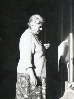 Antaram Abrahamian mit Zigarette im Profil.