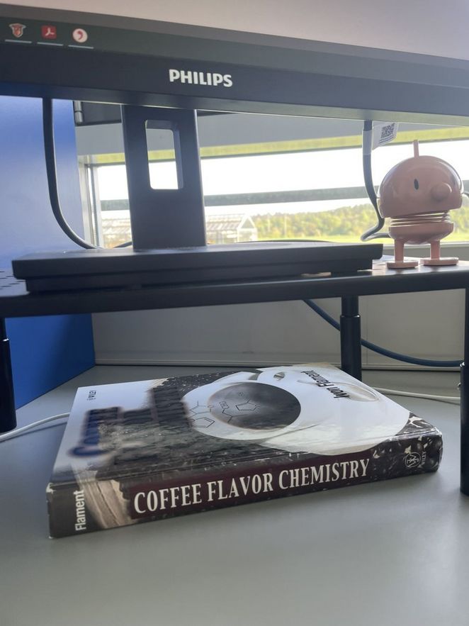 Buch auf Schreibtisch