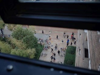 Blick von oben auf Personen vor einem Gebäude