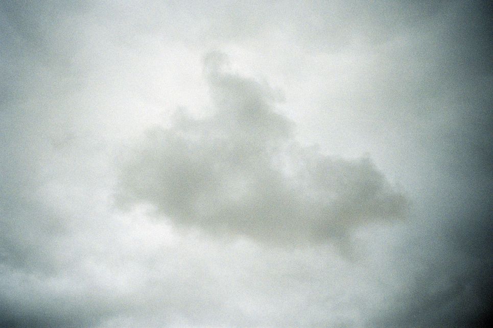 Eine leicht graue vor hellen Wolken.