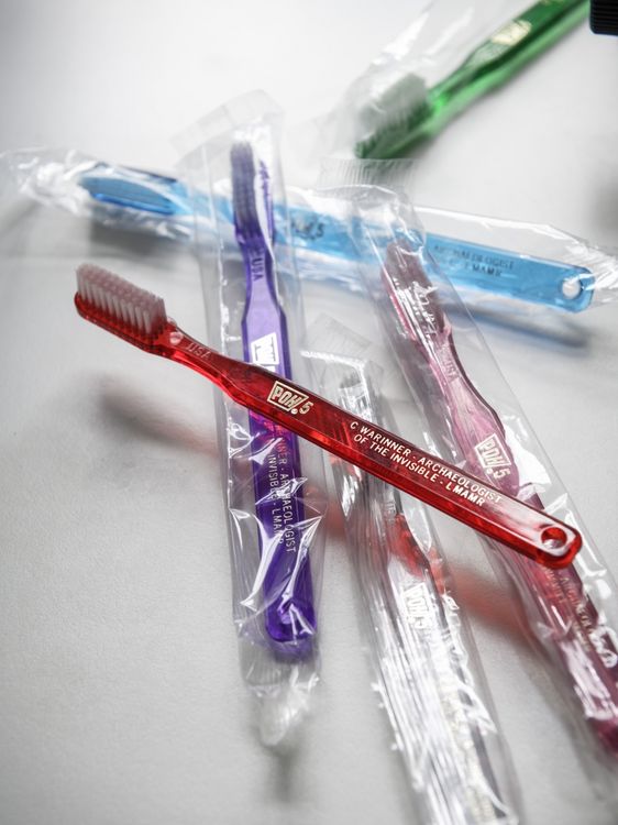 Bunte Zahnbürsten, zum Teil in Plastik verpackt.