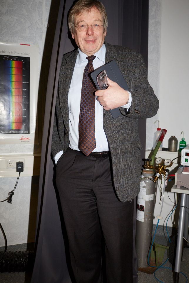 Martin Möller mit Buch und Brille in der Hand.