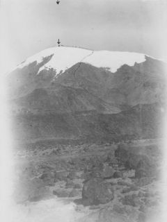 Der schneebedeckte Kilimandscharo mit eingezeichneter Route zum Gipfel.