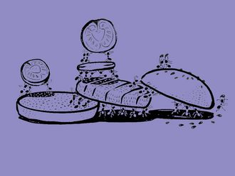 Ameisen nehmen einen Burger auseinander. Gemeinsam transportieren sie Tomatenscheiben, Fleisch und Brötchenhälften.