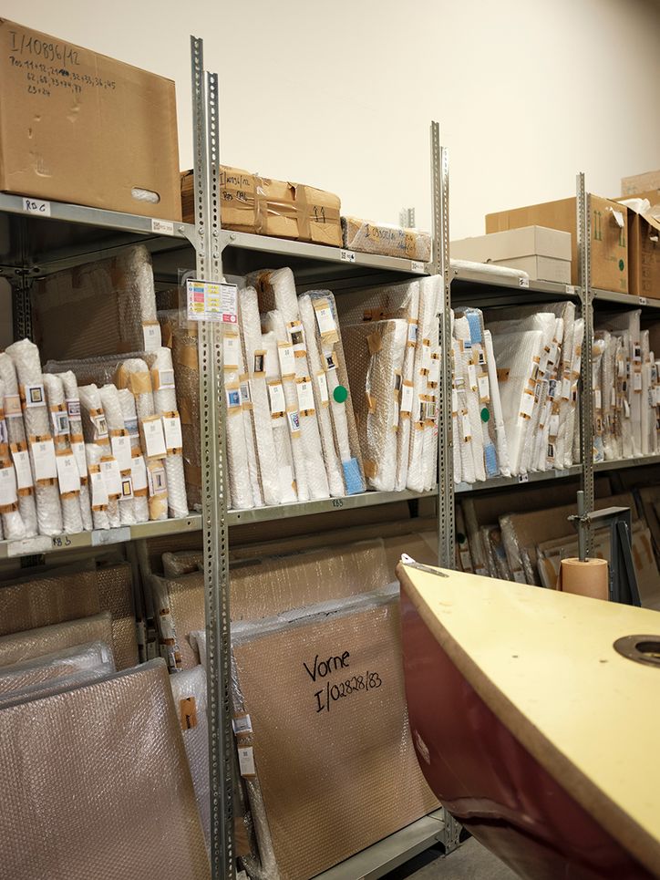 Metallregal mit vielen verpackten Objekten und Kartons im Lagerraum des Schifffahrtsmuseums