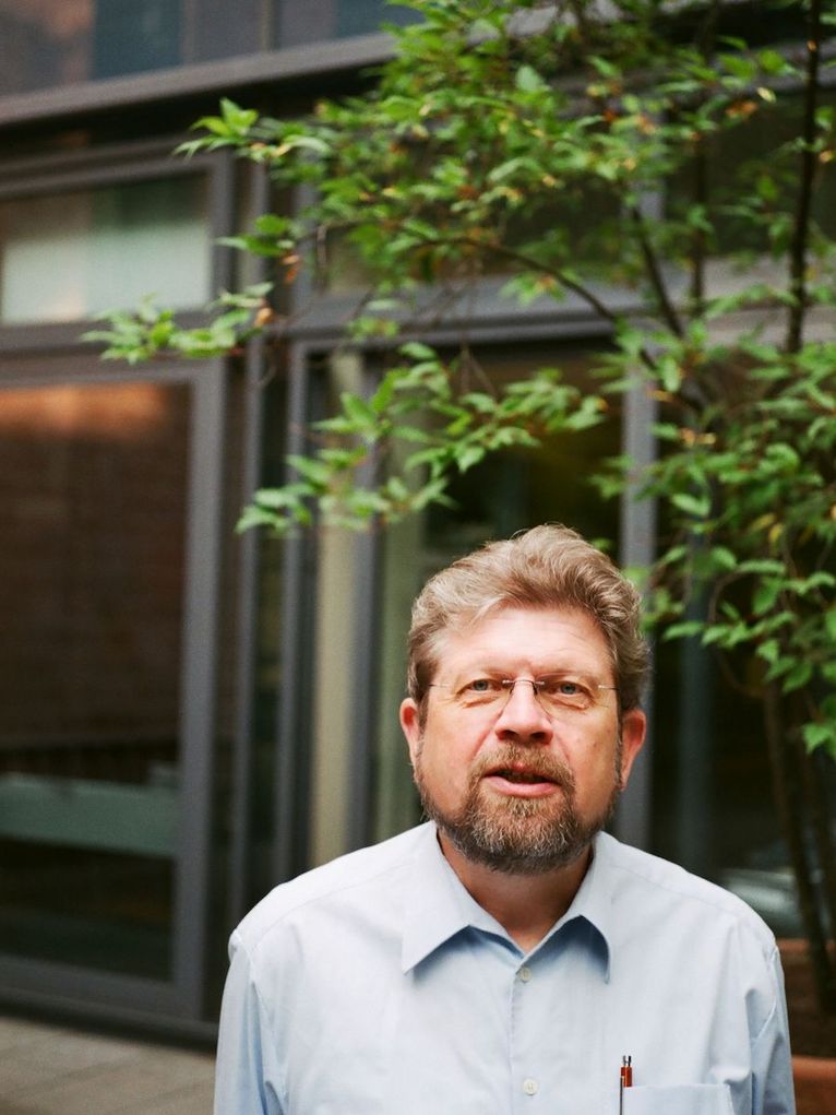 Andreas Radbruch vor einem Gebäude mit kleinem Baum.