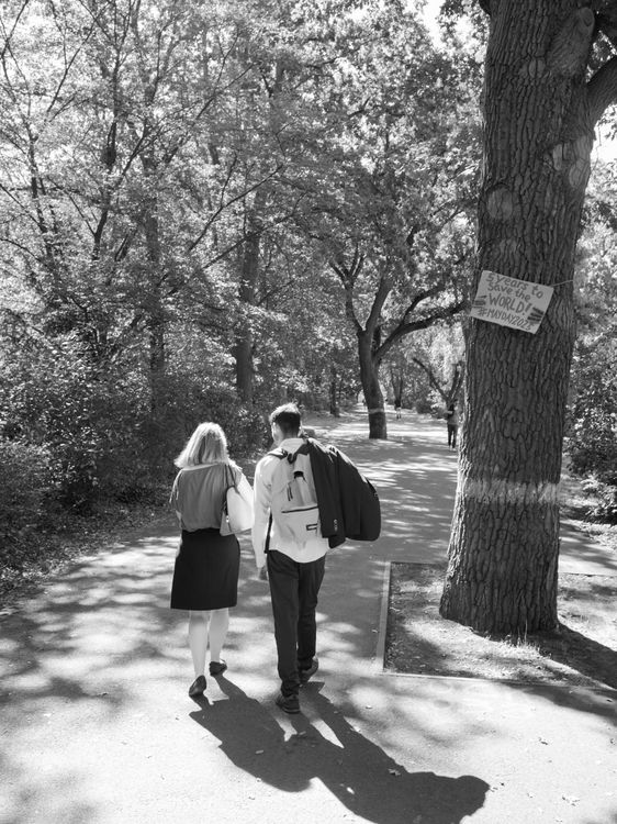 Schwarzweißfoto von Ahmad Khalil und unserer Autorin Susanne Hörr auf ihrem Spaziergang durch den Volkspark Hasenheide in Berlin-Neukölln.