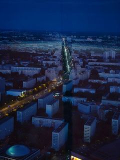 Helle Verkehrsader in einer nächtlichen Großstadt.