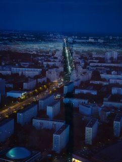 Helle Verkehrsader in einer nächtlichen Großstadt.