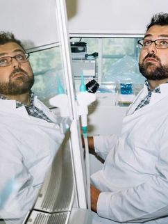 Francesco Neri und sein Spiegelbild im Labor.