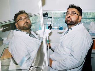 Francesco Neri und sein Spiegelbild im Labor.