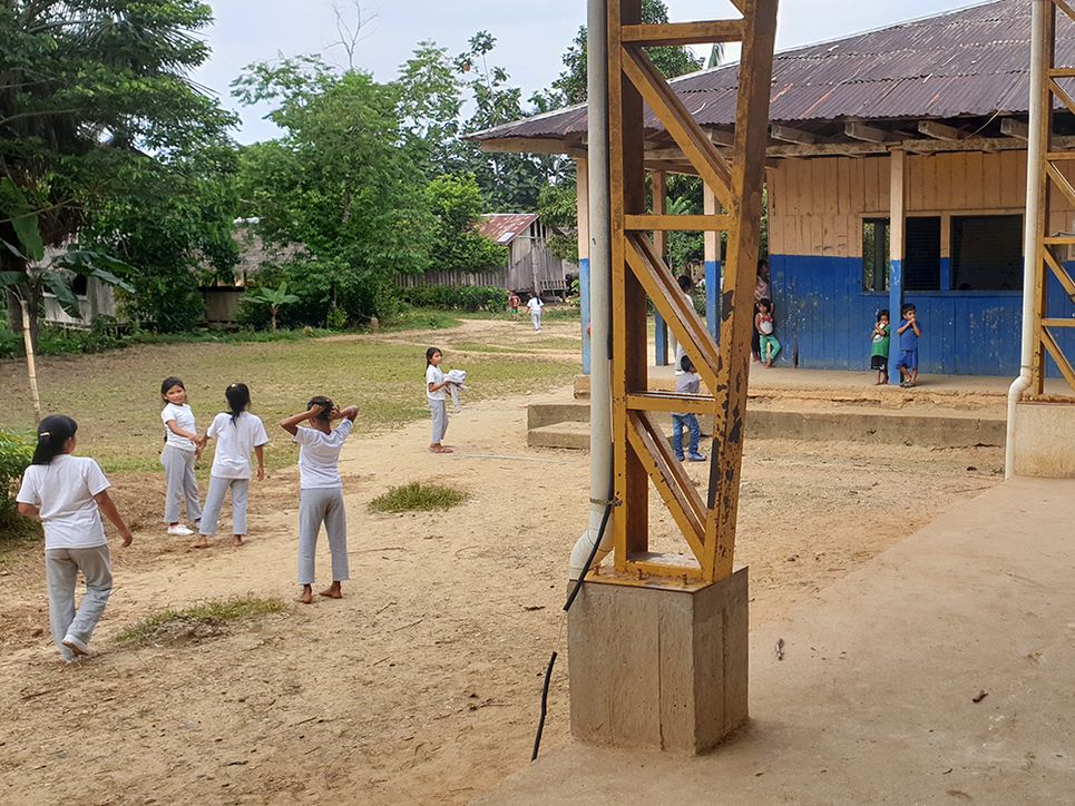 Kinder spielen auf einem Hof. Regenwald , Leibniz Magazin