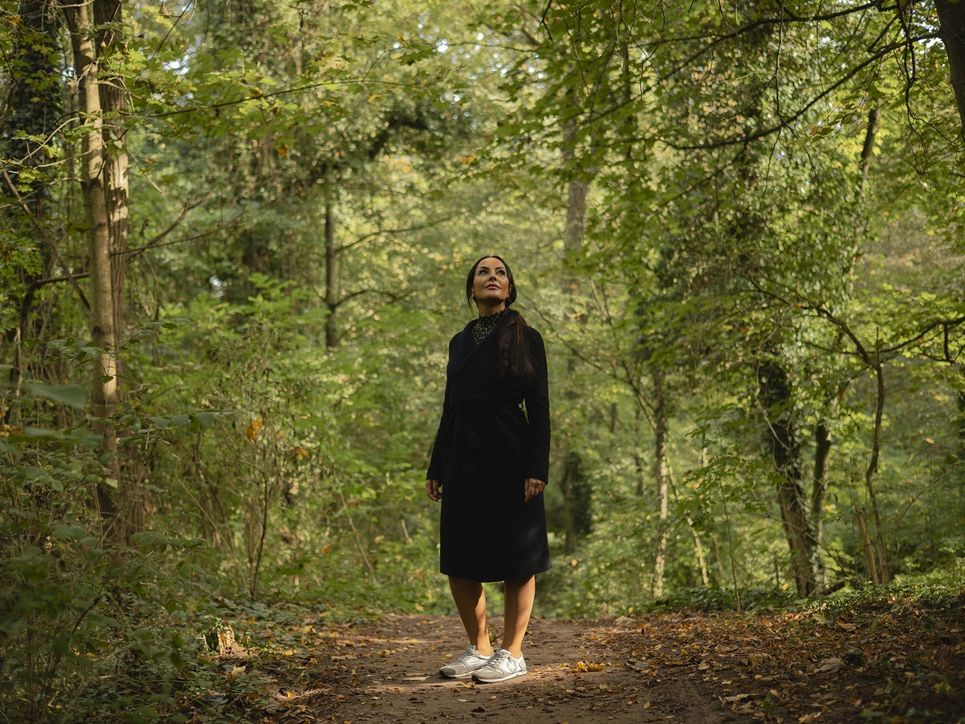 Donya Gilan im Wald