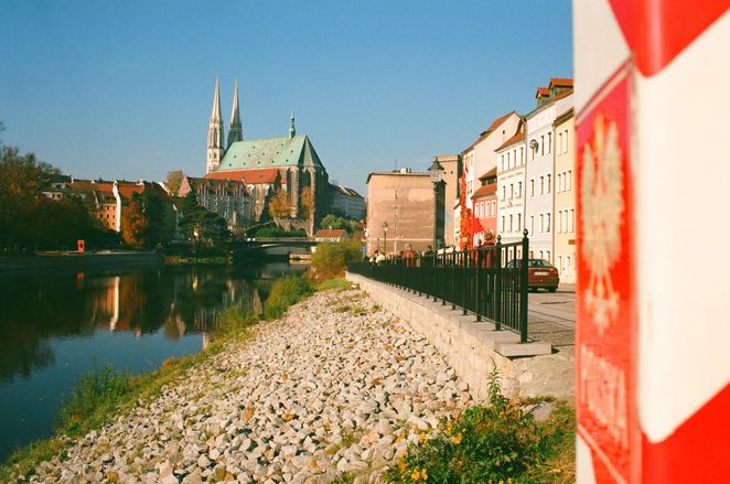 Am Flussufer mit Blick auf die Stadt.