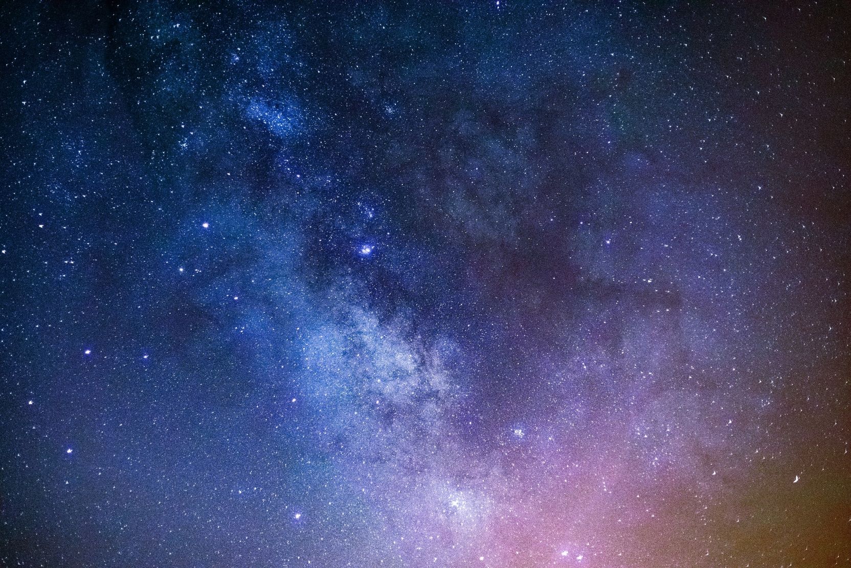 Blau, rötlich und lila schimmernder Sternenhimmel