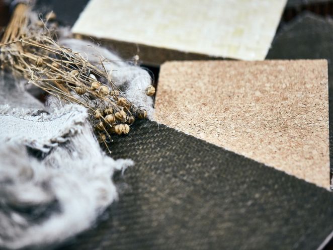 Gewebe aus Flachs, getrocknete Flachspflanzen, Werkstoffplatten aus recycelten Materialien.