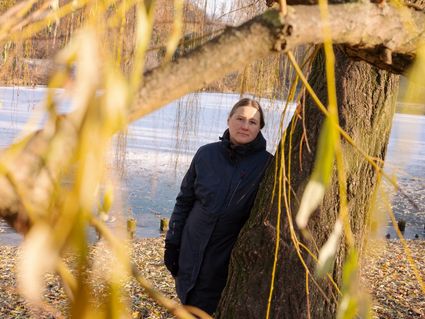 Maja Adena an einem See