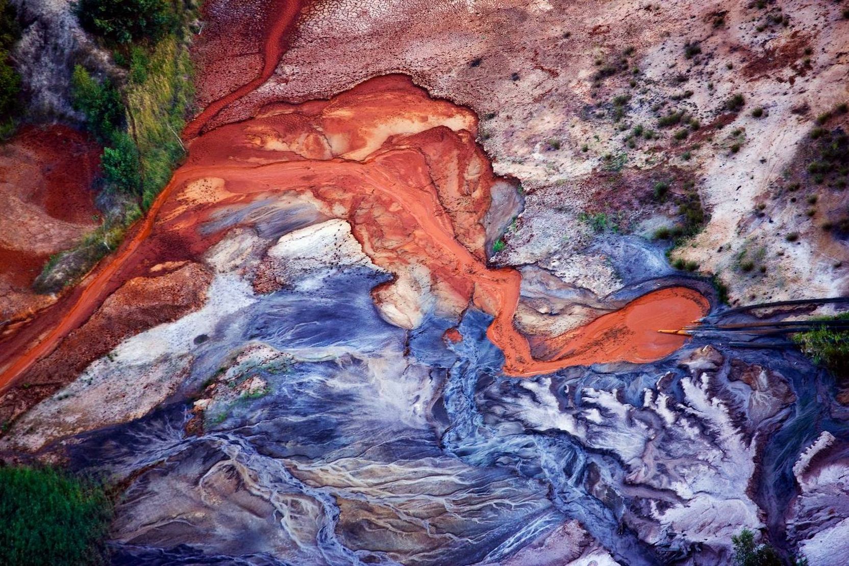 Luftaufnahme von blau- und rotgefärbtem Wasser.