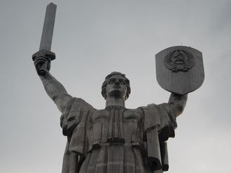 Berehynja-Figur auf dem Unabhängigkeitsdenkmal der Ukraine auf dem Majdan Nesaleschnosti in Kiew.  