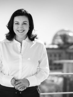 Dorothee Bär auf der Dachterrasse der Leibniz-Gemeinschaft in Berlin.