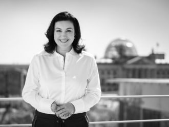 Dorothee Bär auf der Dachterrasse der Leibniz-Gemeinschaft in Berlin.