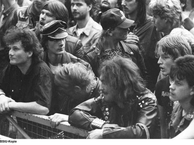 Konzertbesucher stehen an einer Absperrung vor der Bühne.