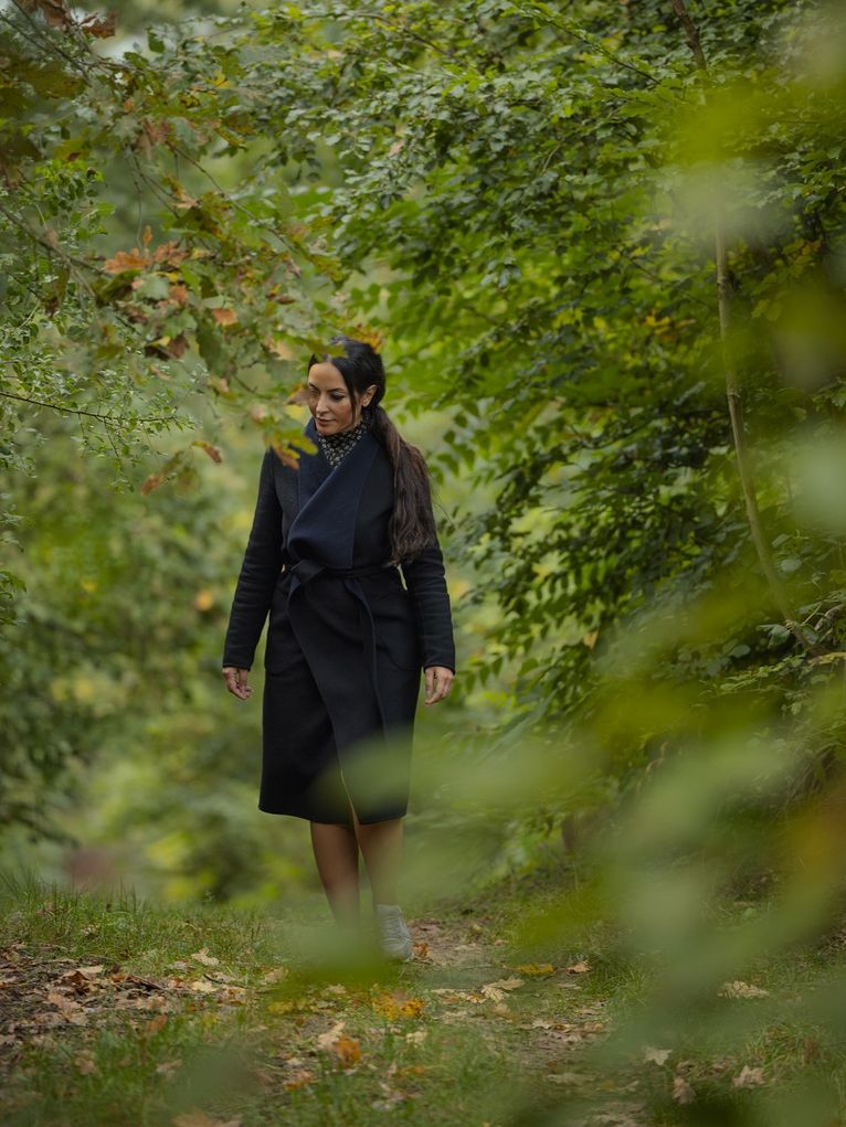 Donya Gilam im Wald - Leibniz Magazin